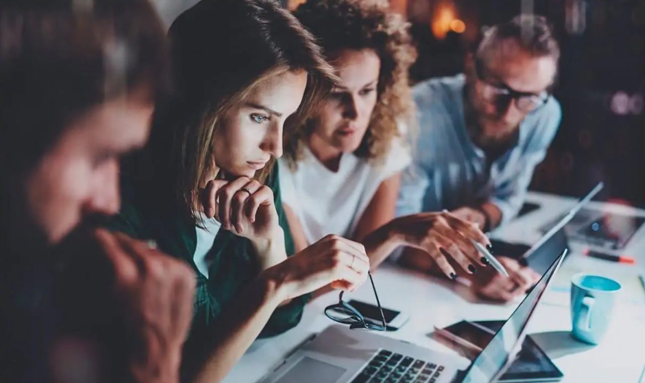 Cargos Directivos: CEO, CIO, CFO, COO y más