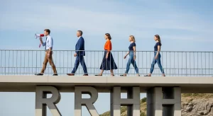 Construyendo Puentes en RRHH: Comunicación Efectiva en Tiempos de Trabajo Híbrido y Brechas Generacionales